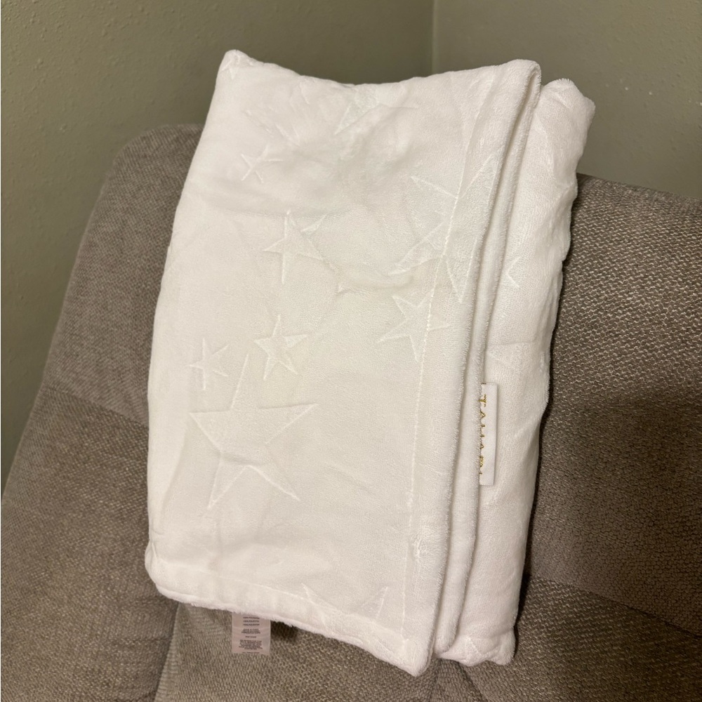 NWOT Tahari White Fleece Star Impressioned Baby Blanket Unisex